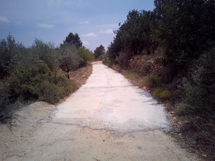 La brigada municipal formigona diversos camins municipals