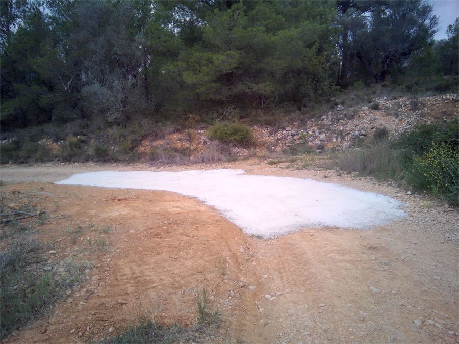 La brigada municipal formigona diversos camins municipals