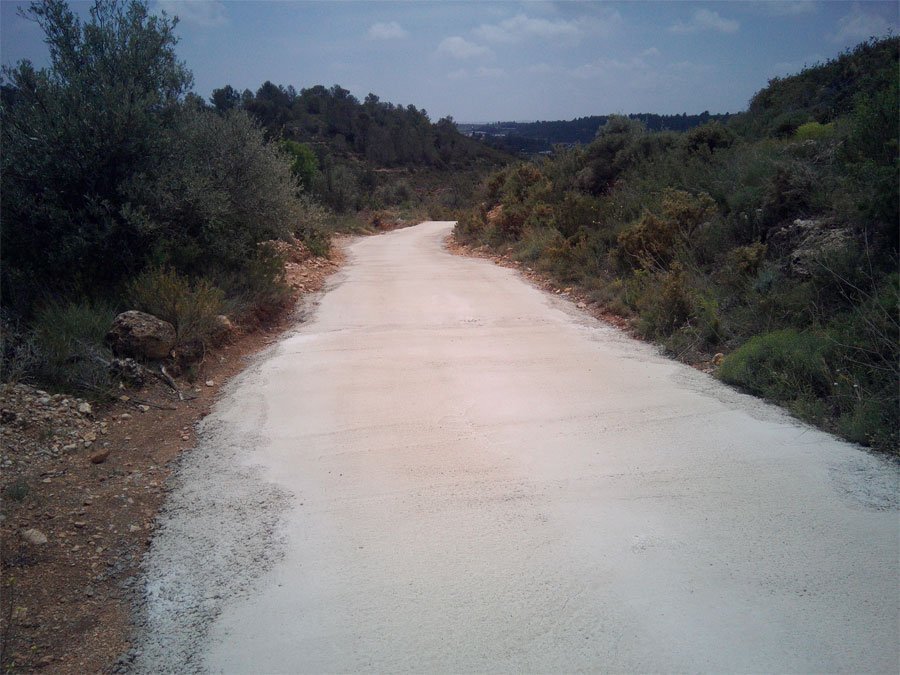 La brigada municipal formigona diversos camins municipals
